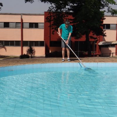 Edmilson limpando piscina