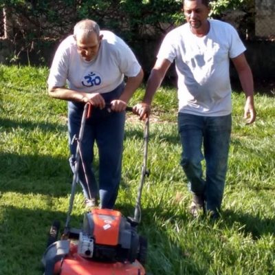 Franco cortando grama